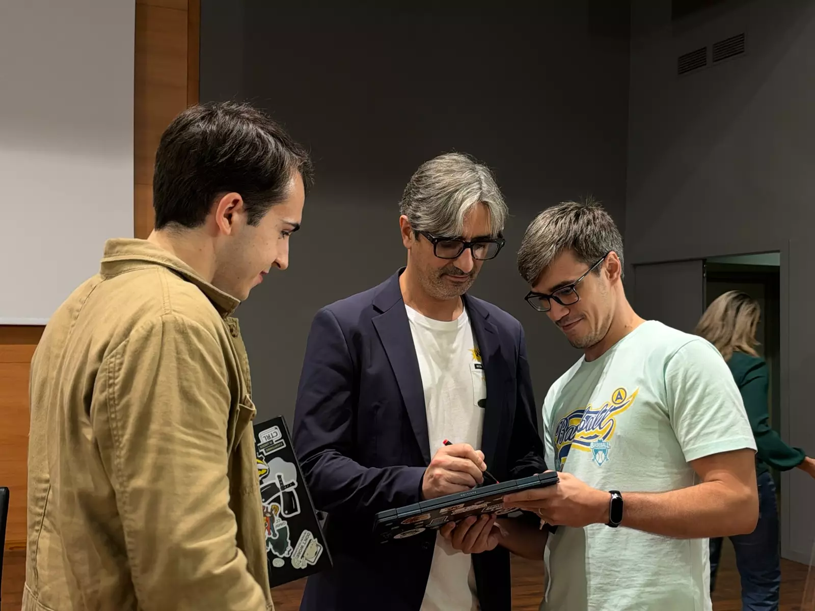 Diego González Rivas firmando mi portátil al terminar la charla